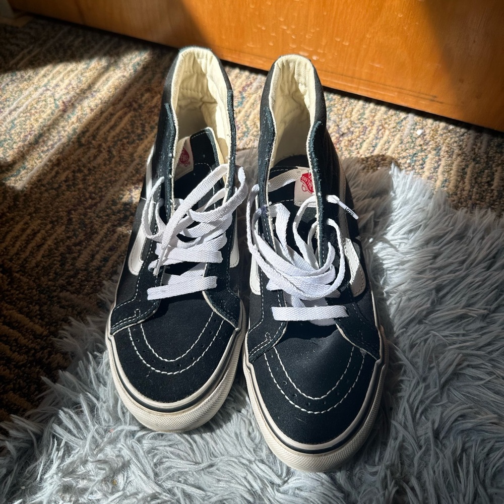 High top vans!
Size 8.5 women’s 7 in men’s
